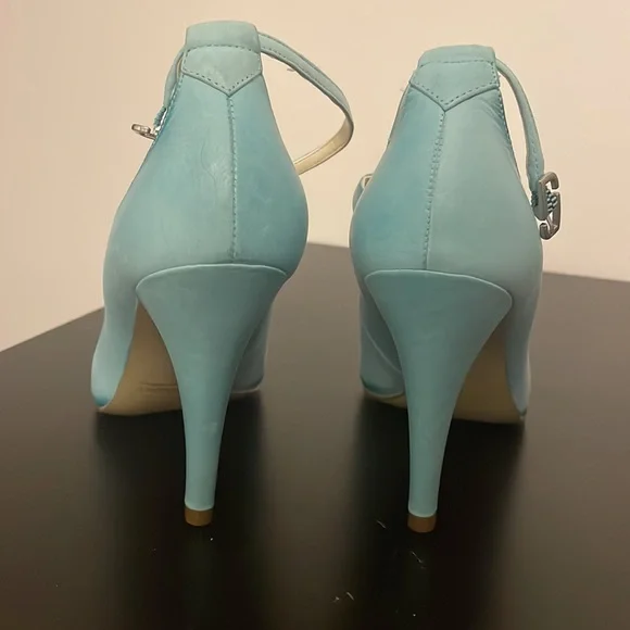 I am selling blue Rockport heels. They are size 6.5, only worn once. Not for me. - Picture 4 of 4